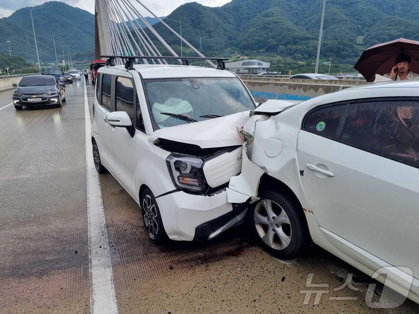 강원 인제 상남면 하남리 서울양양 고속도로 양양방향 4중 추돌 사고현장.&#40;강원도소방본부 제공&#41;