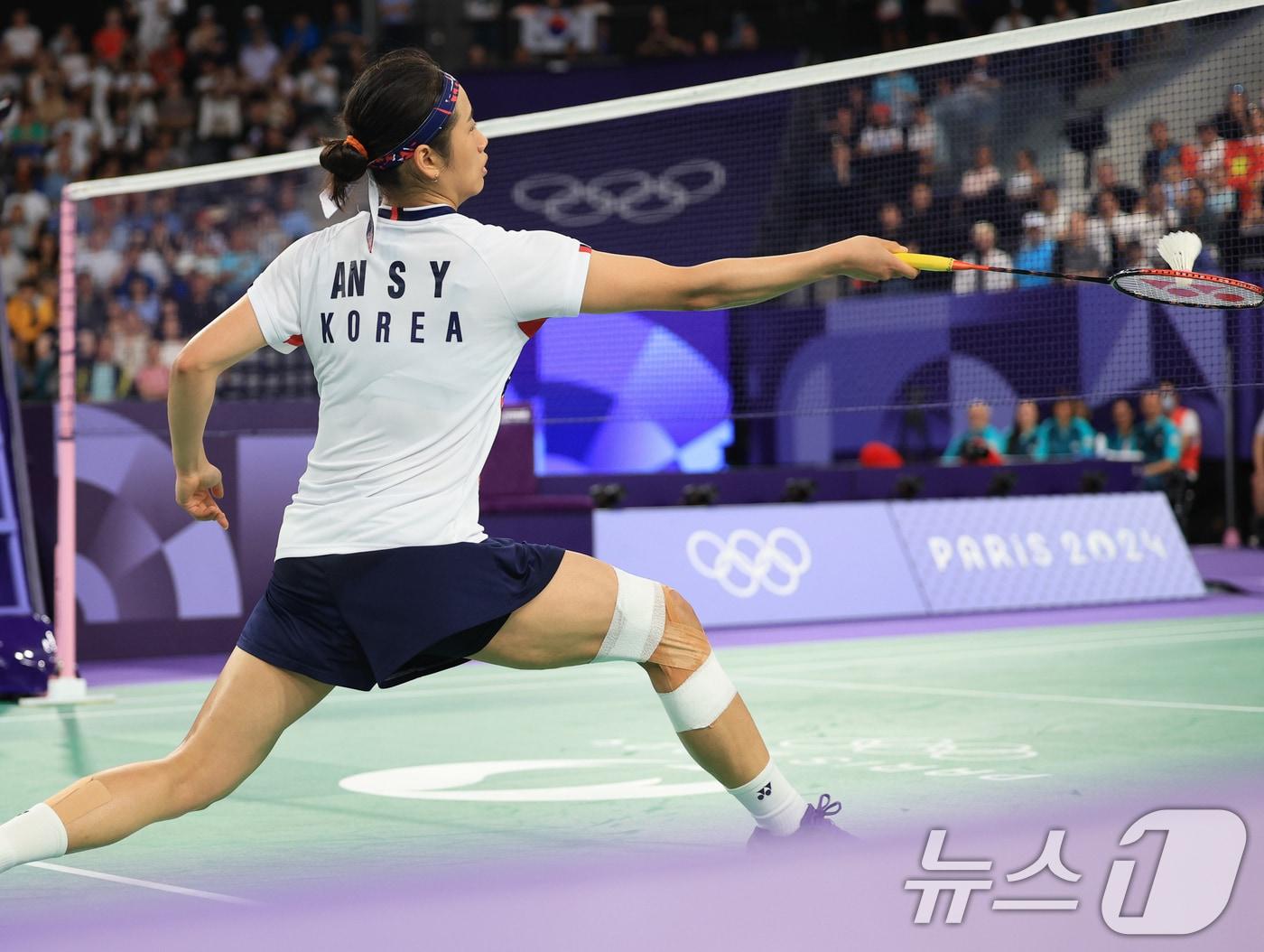 대한민국 배드민턴 대표팀 안세영이 5일 오후&#40;한국시간&#41; 프랑스 파리 라 샤펠 아레나에서 열린 2024 파리올림픽 배드민턴 여자 단식 결승에서 중국의 허빙자오 선수와 맞대결을 펼치고 있다. 2024.8.5/뉴스1 ⓒ News1 박정호 기자