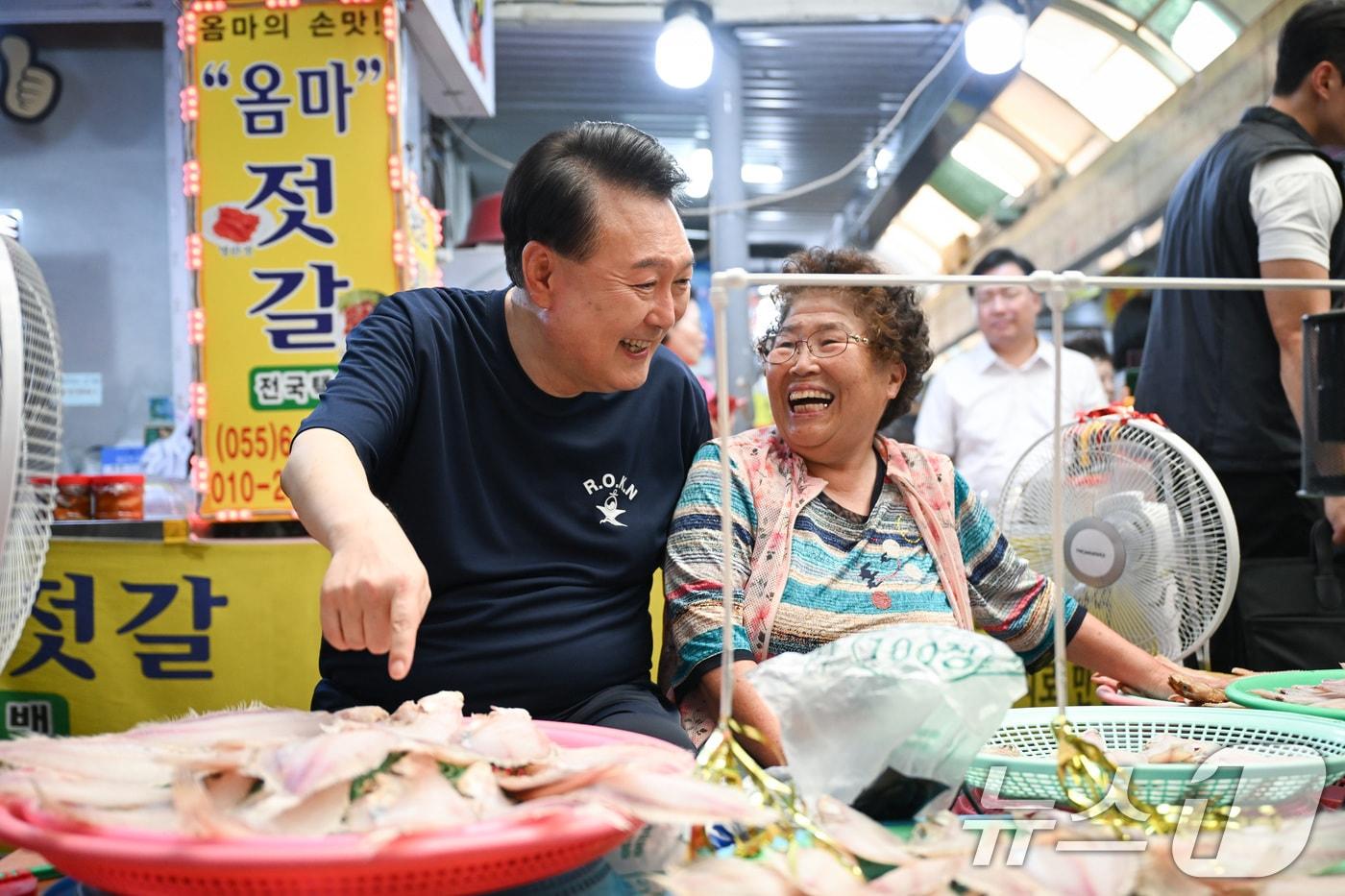 윤석열 대통령이 여름휴가 첫날인 5일 오후 경남 통영중앙시장을 찾아 상인과 대화를 나누고 있다. &#40;대통령실 제공&#41; 2024.8.5/뉴스1 ⓒ News1 박지혜 기자