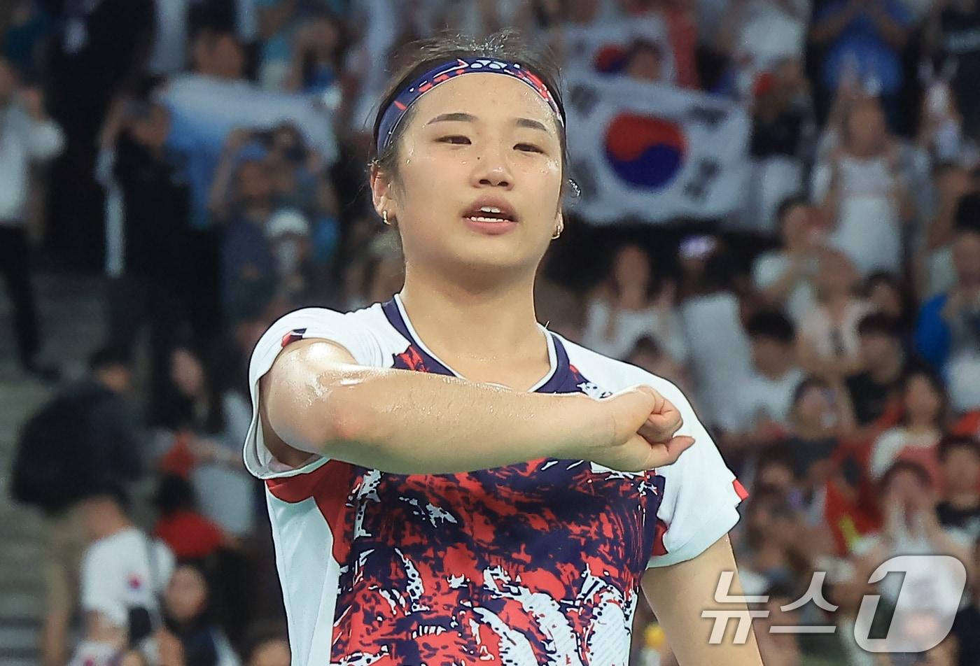 대한민국 배드민턴 대표팀 안세영이 5일 오후&#40;한국시간&#41; 프랑스 파리 라 샤펠 아레나에서 열린 2024 파리올림픽 배드민턴 여자 단식 결승 중국의 허빙자오 선수와의 경기에서 금메달을 확정 지은 후 기뻐하고 있다. 2024.8.5/뉴스1 ⓒ News1 박정호 기자