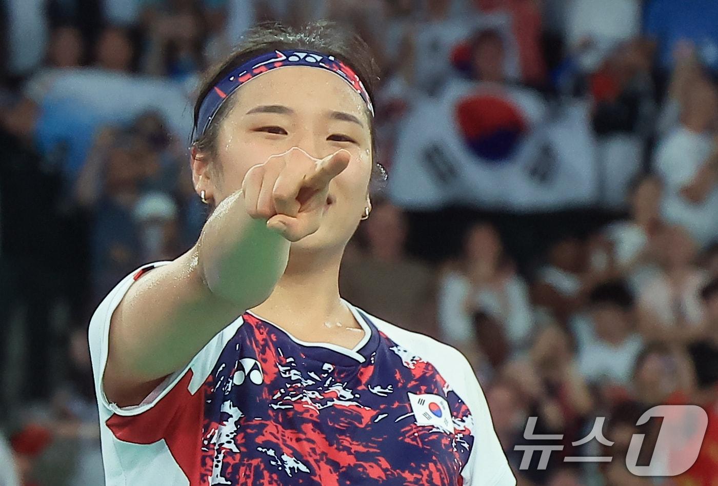 대한민국 배드민턴 대표팀 안세영이 5일 오후&#40;한국시간&#41; 프랑스 파리 라 샤펠 아레나에서 열린 2024 파리올림픽 배드민턴 여자 단식 결승 중국의 허빙자오 선수와의 경기에서 금메달을 확정 지은 후 기뻐하고 있다. 2024.8.5/뉴스1 ⓒ News1 박정호 기자