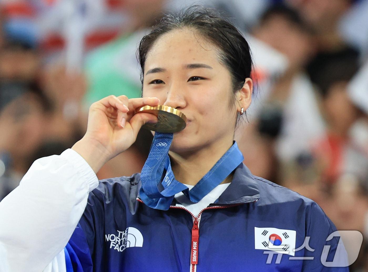 대한민국 배드민턴 대표팀 안세영이 5일 오후&#40;한국시간&#41; 프랑스 파리 라 샤펠 아레나에서 열린 2024 파리올림픽 배드민턴 여자 단식 시상식에서 금메달에 입을 맞추고 있다. 2024.8.5/뉴스1 ⓒ News1 박정호 기자