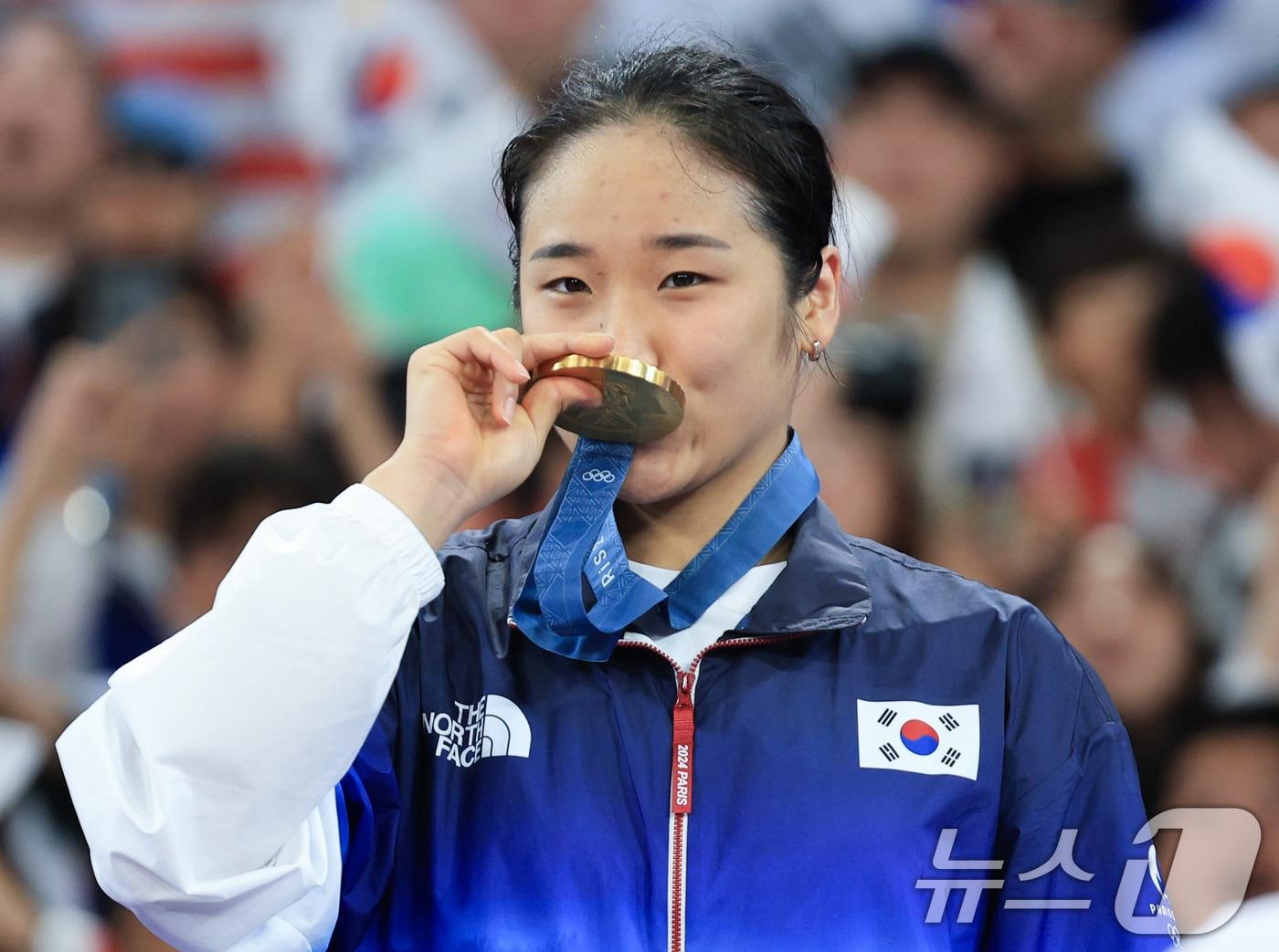 대한민국 배드민턴 대표팀 안세영이 5일 오후&#40;한국시간&#41; 프랑스 파리 라 샤펠 아레나에서 열린 2024 파리올림픽 배드민턴 여자 단식 시상식에서 금메달을 들고 포즈를 취하고 있다. 2024.8.5/뉴스1 ⓒ News1 박정호 기자