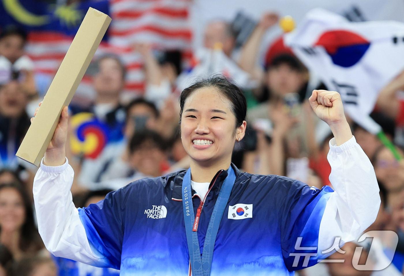 대한민국 배드민턴 대표팀 안세영이 5일 오후&#40;한국시간&#41; 프랑스 파리 라 샤펠 아레나에서 열린 2024 파리올림픽 배드민턴 여자 단식 시상식에서 금메달을 수여 받은 후 기뻐하고 있다. 2024.8.5/뉴스1 ⓒ News1 박정호 기자