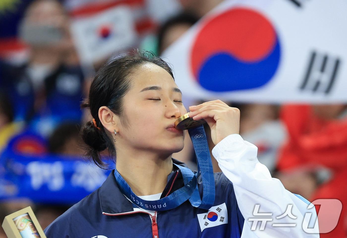 대한민국 배드민턴 대표팀 안세영이 5일 오후&#40;한국시간&#41; 프랑스 파리 라 샤펠 아레나에서 열린 2024 파리올림픽 배드민턴 여자 단식 시상식에서 금메달에 입을 맞추고 있다. 2024.8.5/뉴스1 ⓒ News1 박정호 기자