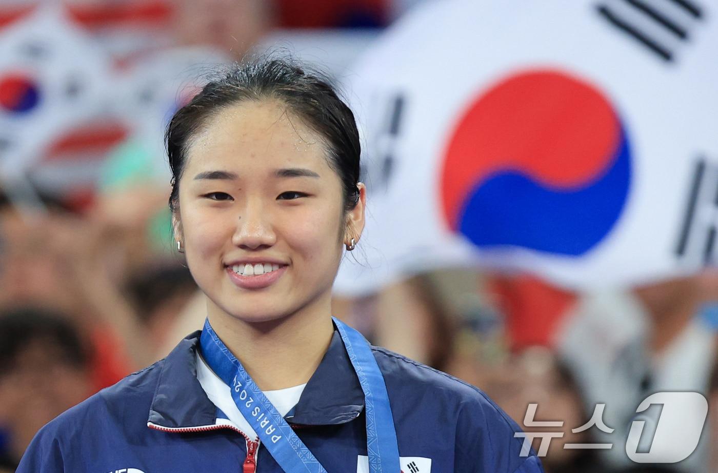 대한민국 배드민턴 대표팀 안세영이 5일 오후&#40;한국시간&#41; 프랑스 파리 라 샤펠 아레나에서 열린 2024 파리올림픽 배드민턴 여자 단식 시상식에서 금메달을 수여 받은 후 포즈를 취하고 있다. 2024.8.5/뉴스1 ⓒ News1 박정호 기자