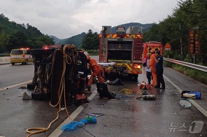  5일 오후 6시쯤 충북 괴산군 사리면 화산리 유평터널 인근 도로에서 1톤 화물차가 전도해 6명이 다쳤다.&#40;괴산소방서 제공&#41;2024.8.5/뉴스1