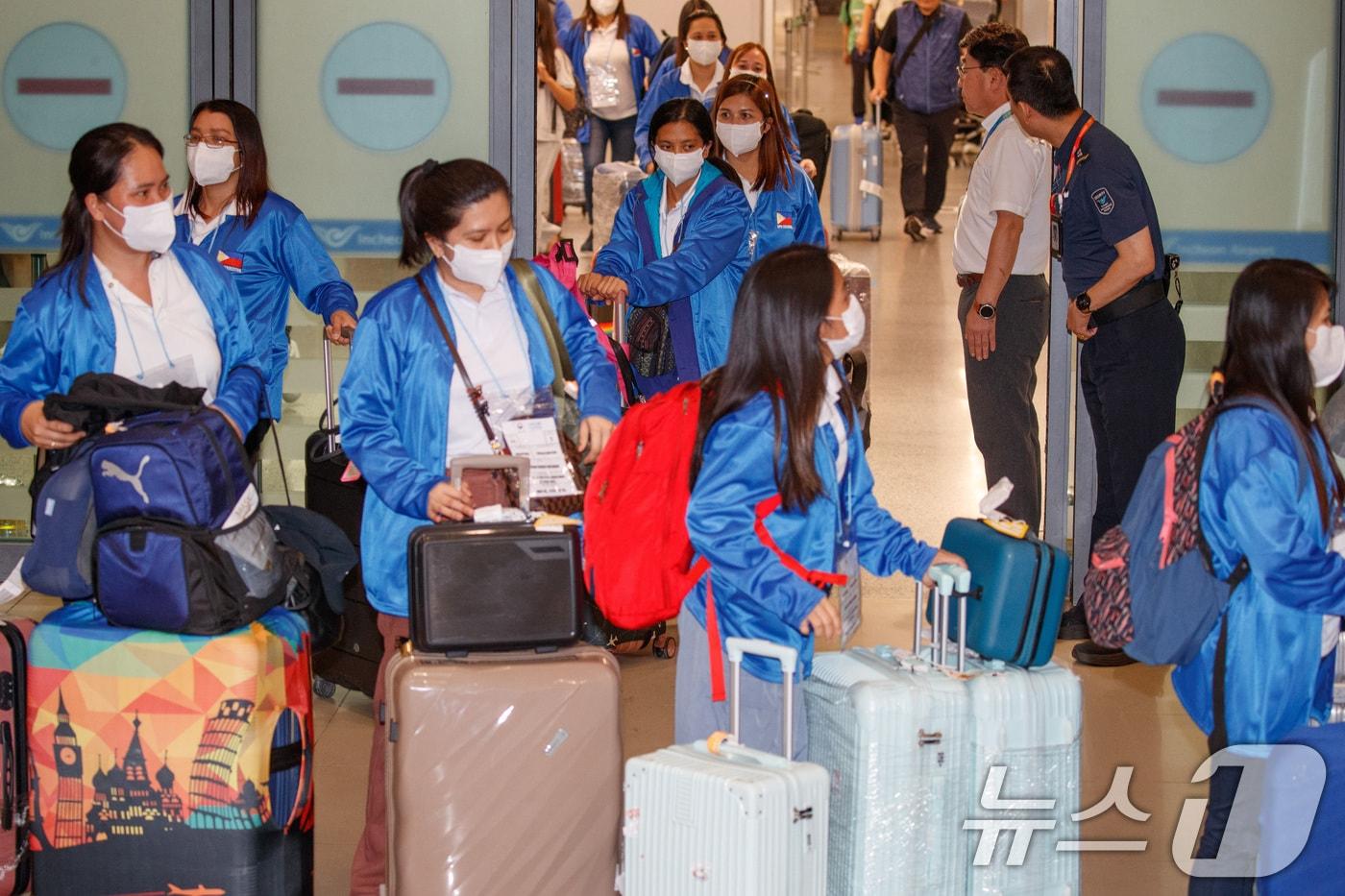 외국인 가사관리사 시범사업에 참여하는 필리핀 노동자들이 7일 오전 인천국제공항을 통해 입국하고 있다. 저출생과 돌봄 공백을 메우기 위해 이날 입국한 100명의 가사도우미는 내년 2월까지 서울시에서 아이 돌보미로 근무한다. 2024.8.6/뉴스1 ⓒ News1 공항사진기자단