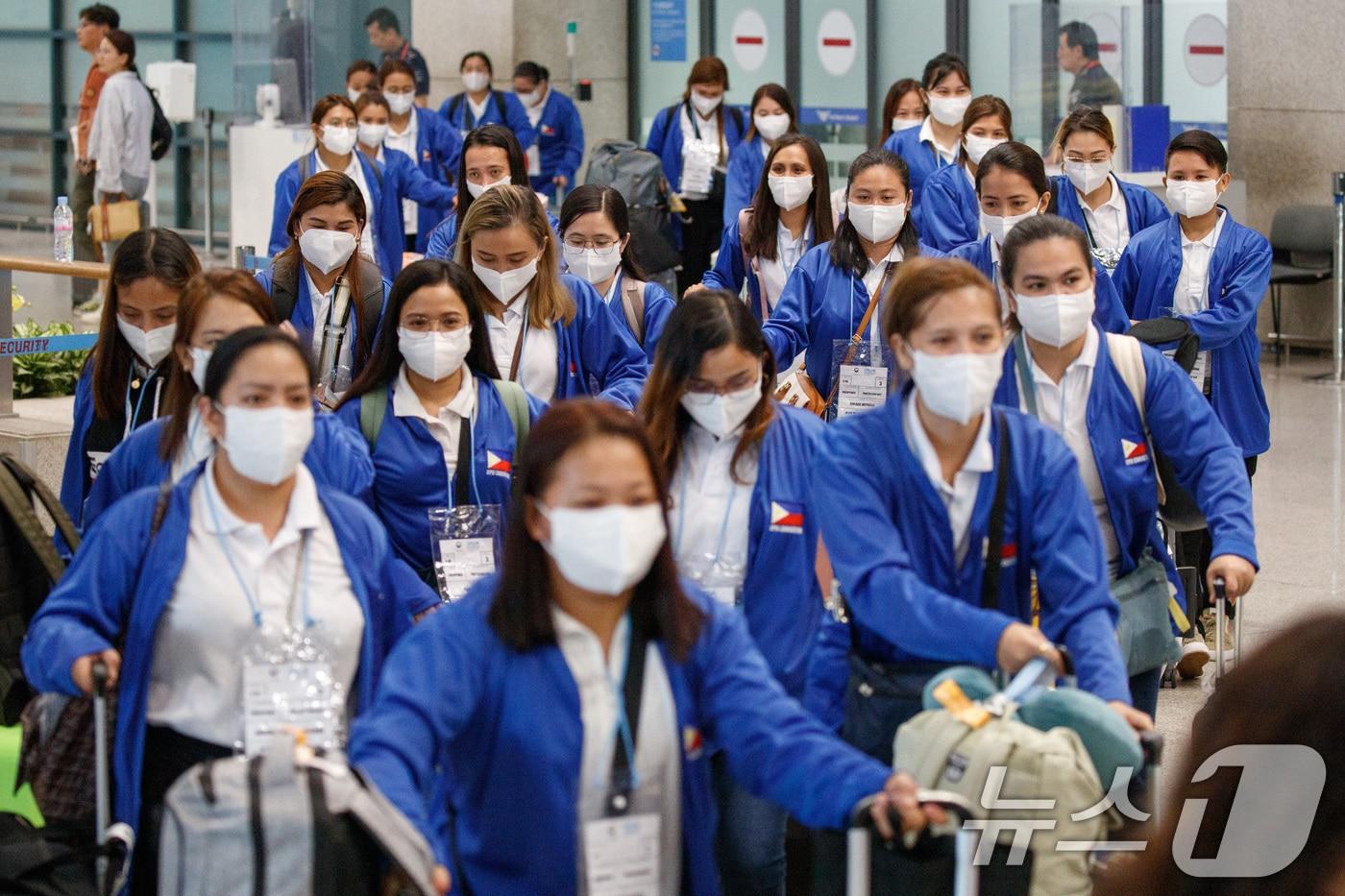 외국인 가사관리사 시범사업에 참여하는 필리핀 노동자들이 7일 오전 인천국제공항을 통해 입국하고 있다. 2024.8.6/뉴스1 ⓒ News1 공항사진기자단