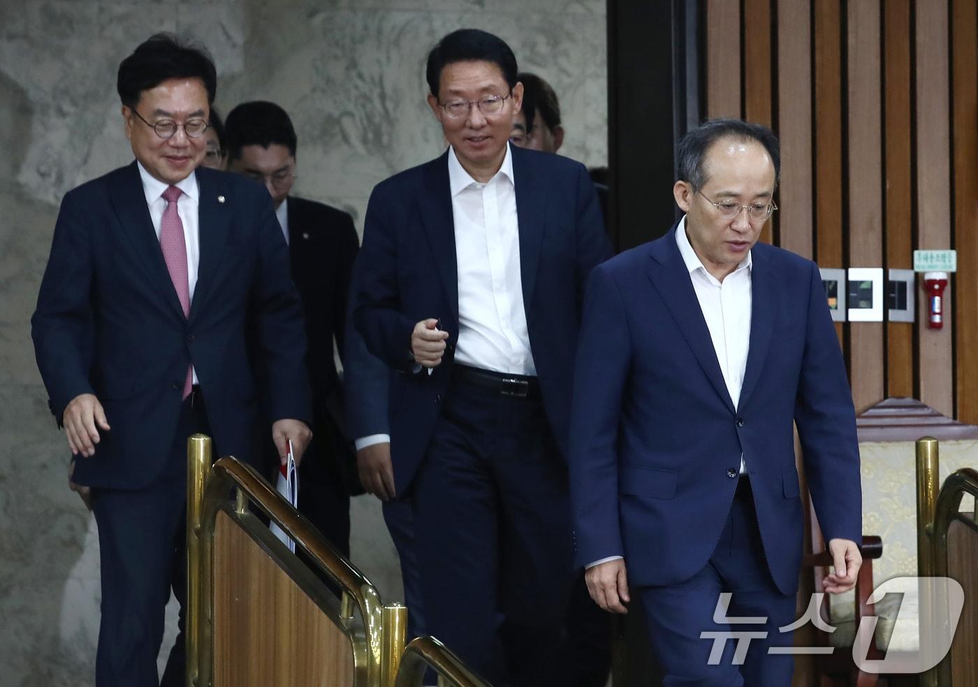 추경호 국민의힘 원내대표&#40;오른쪽부터&#41;와 김상훈 정책위의장, 서범수 사무총장이 6일 오전 서울 여의도 국회에서 열린 원내대책회의에 참석하고 있다. 2024.8.6/뉴스1 ⓒ News1 이광호 기자