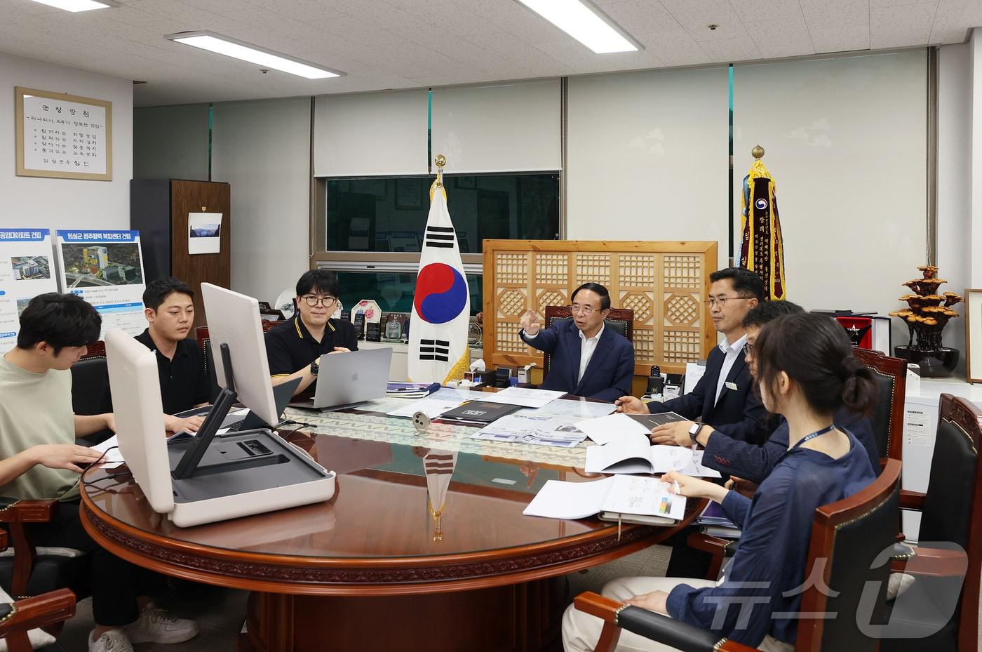 전북자치도 임실군이 군수실에서 ‘임실방문의 해’ BI와 슬로건 개발 보고회를 갖고 있다.&#40;임실군제공&#41;2024.8.6/뉴스1