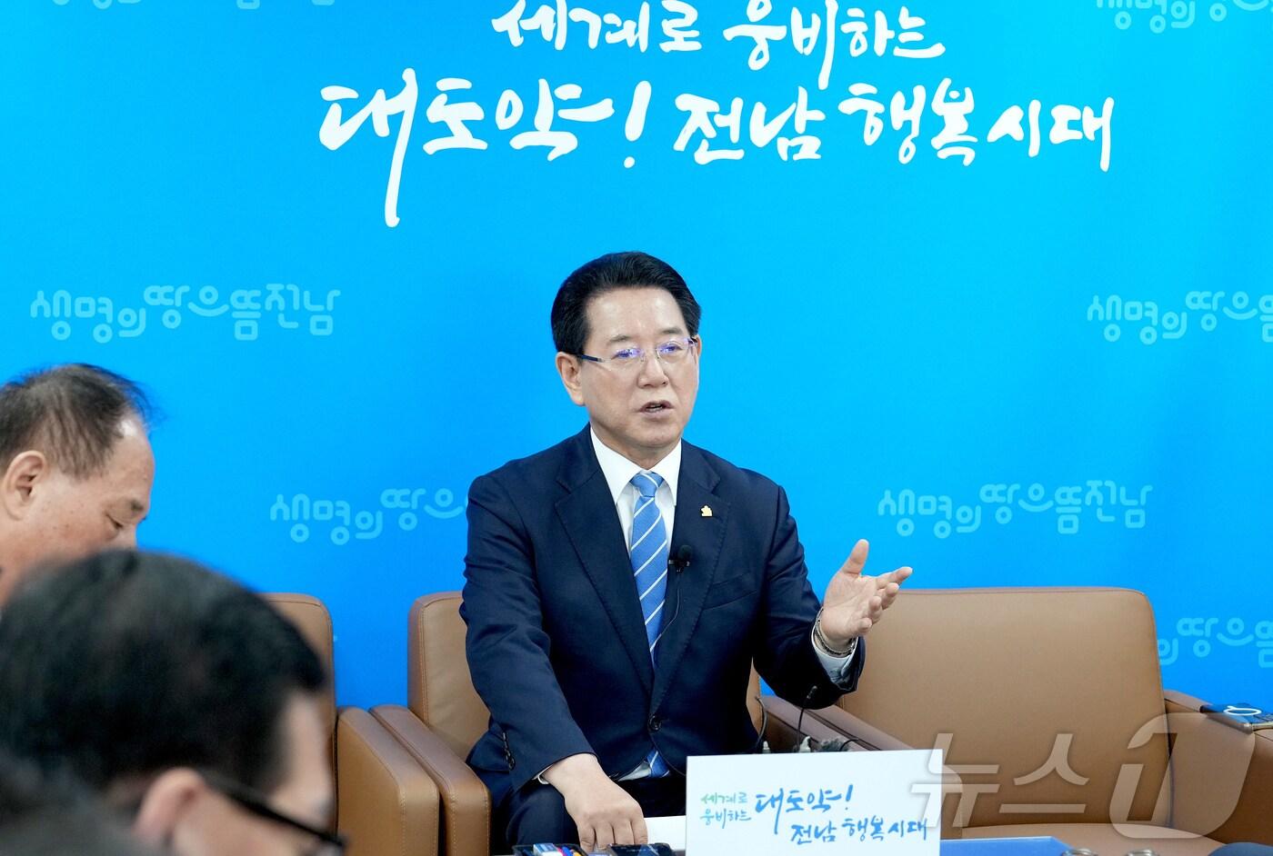 김영록 전라남도지사가 6일 오전 도청 기자실에서 전남도 지역 현안 문제와 관련해 기자간담회를 갖고 있다.&#40;전남도 제공&#41; 2024.8.6/뉴스1