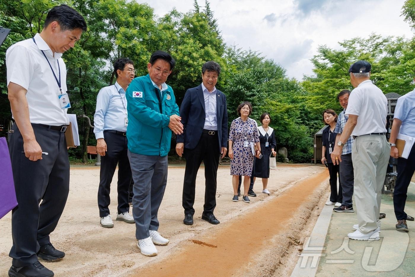 지난달 도화동마을쉼터에 방문해 황톳길을 살피고 있는 박강수 마포구청장.&#40;마포구청 제공&#41;