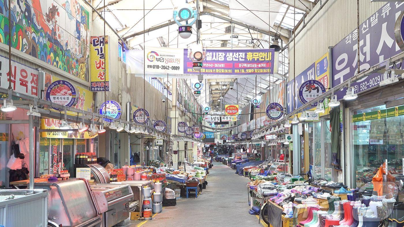  부안군이 전통시장을 이용하는 방문객들이 쾌적한 환경에서 장보기를 할 수 있도록 증발냉방장치 설치를 완료했다. 부안상설시장&#40;부안군 제공&#41;2024.8.6/뉴스1