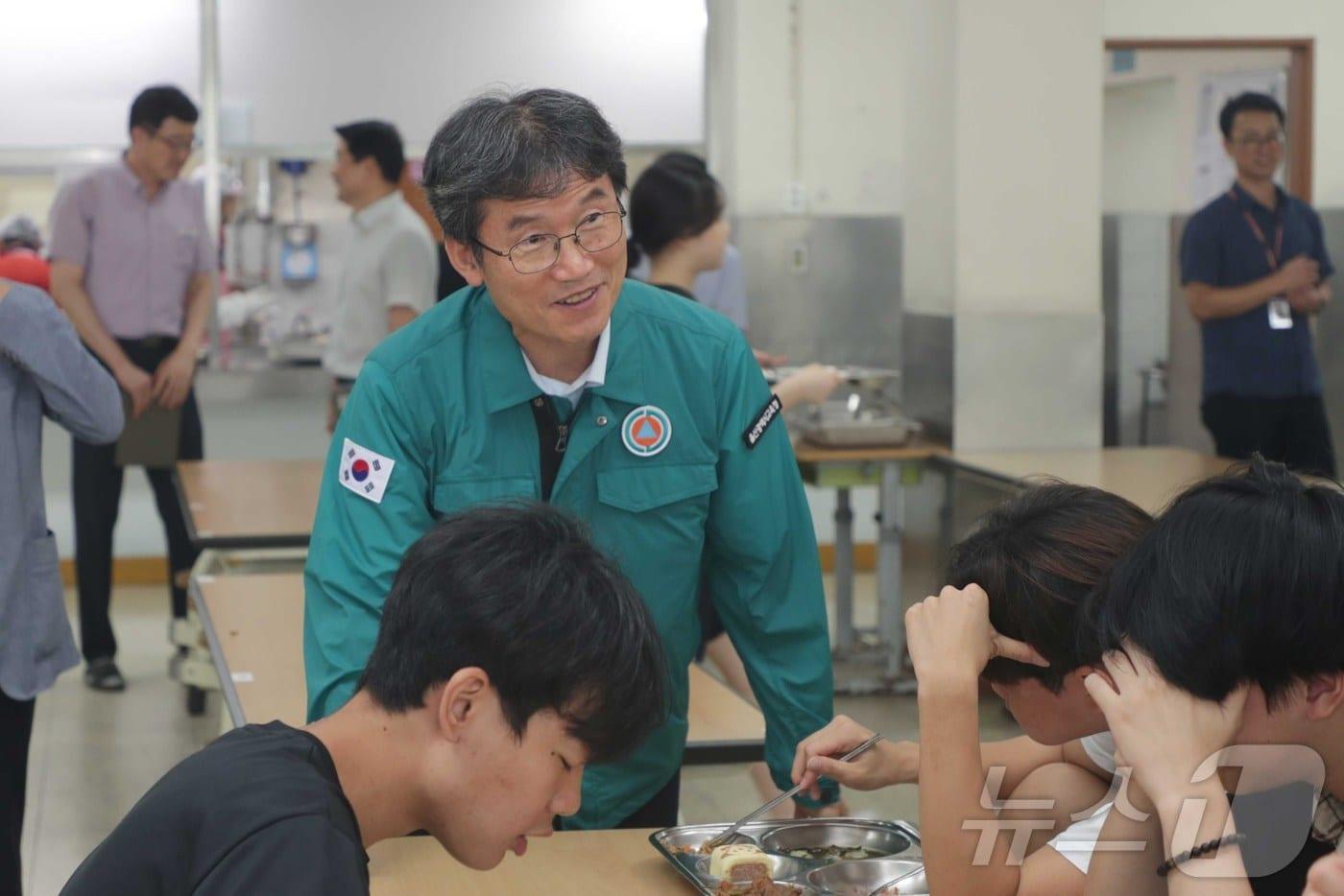 천창수 울산교육감이 6일 울주군 천상중학교를 점검하고 있다. &#40;울산시교육청 제공&#41;