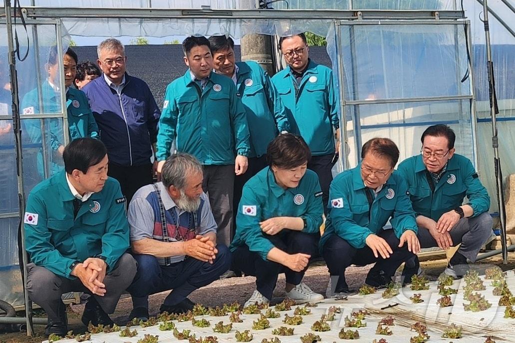 6일 이정식 고용노동부 장관과 송미령 농림축산식품부 장관이 충북 충주를 찾아 외국인 근로자 폭염 대응 상황을 점검했다.&#40;충주시 제공&#41;2024.8.6/뉴스1 