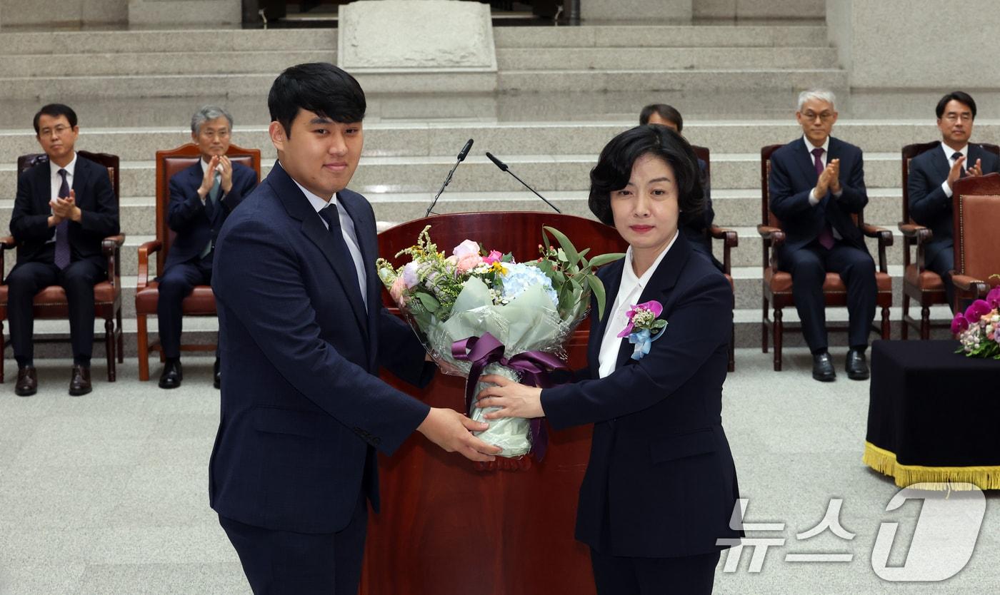 이숙연 대법관이 6일 오후 서울 서초구 대법원에서 열린 취임식에서 꽃다발을 받고 있다. 2024.8.6/뉴스1 ⓒ News1 김명섭 기자