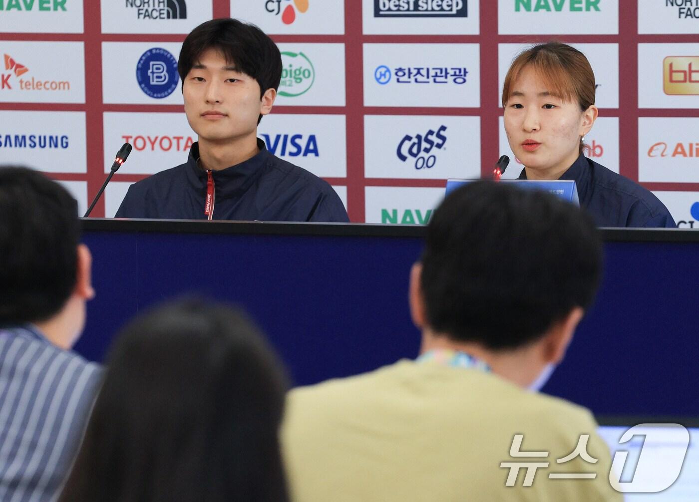 대한민국 배드민턴 혼합 복식 은메달리스트 김원호, 정나은 선수가 6일 오후&#40;한국시간&#41; 프랑스 파리에 마련된 코리아 하우스에서 메달리스트 기자회견을 하고 있다. 2024.8.6/뉴스1 ⓒ News1 박정호 기자