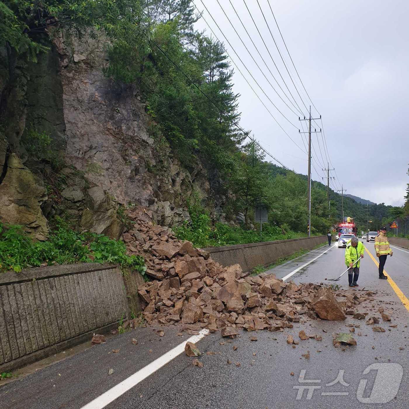 철원 근남면 잠곡리 도로 낙석 현장.&#40;강원도소방본부 제공&#41;