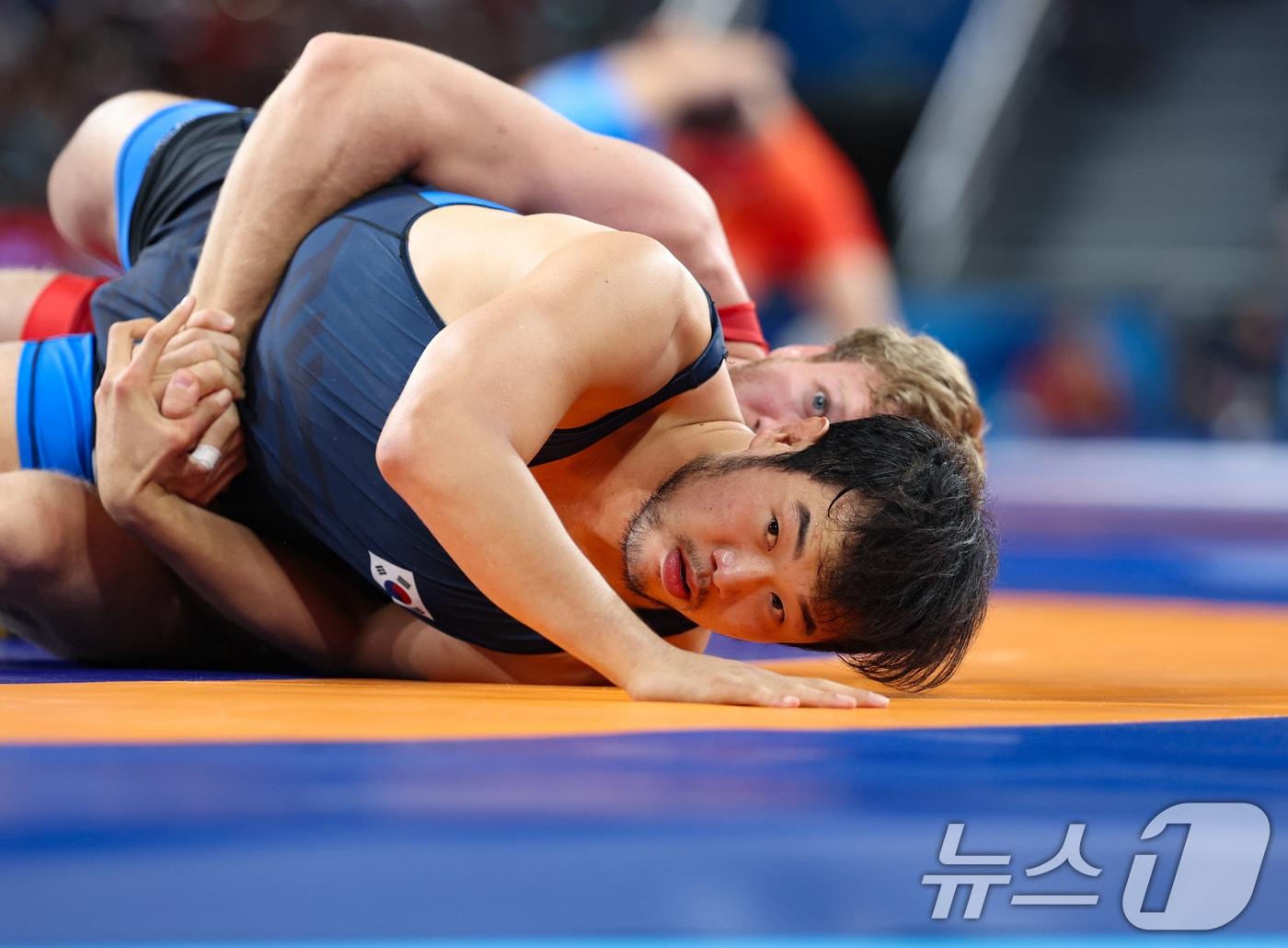 대한민국 레슬링 국가대표 김승준 선수가 6일 오후&#40;한국시간&#41; 프랑스 파리 샹 드 마르스 아레나에서 진행된 레슬링 남자 그레코로만형 -97kg급 16강 경기에서 아르메니아의 아르투르 알렉사니안 선수와 자웅을 겨루고 있다. 2024.8.6/뉴스1 ⓒ News1 박정호 기자