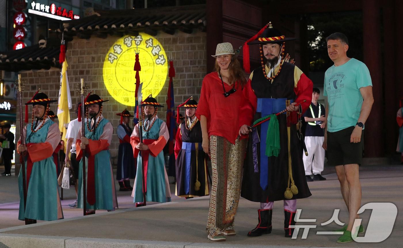 서울 중구 덕수궁 대한문 앞에서 열린 야간 왕궁수문장 교대의식 ‘2024 밤의 수문장’행사를 찾은 외국인 관광객이 기념촬영을 하고 있다. 2024.8.6/뉴스1 ⓒ News1 박세연 기자