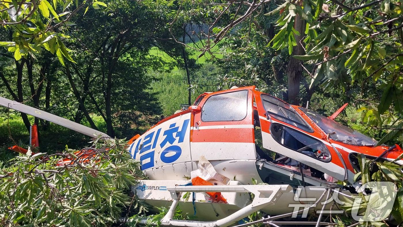 7일 오전 경남 하동군 고전면 고하리 산 일원에서 산림청 항공방제 헬기가 추락한 가운데 소방당국이 현장을 수습하고 있다. 이 사고로 헬기 운용사 40대 남성이 가슴에 타박상을 입고 병원으로 이송됐다. &#40;경남소방본부 제공&#41; 2024.8.7/뉴스1 ⓒ News1 윤일지 기자