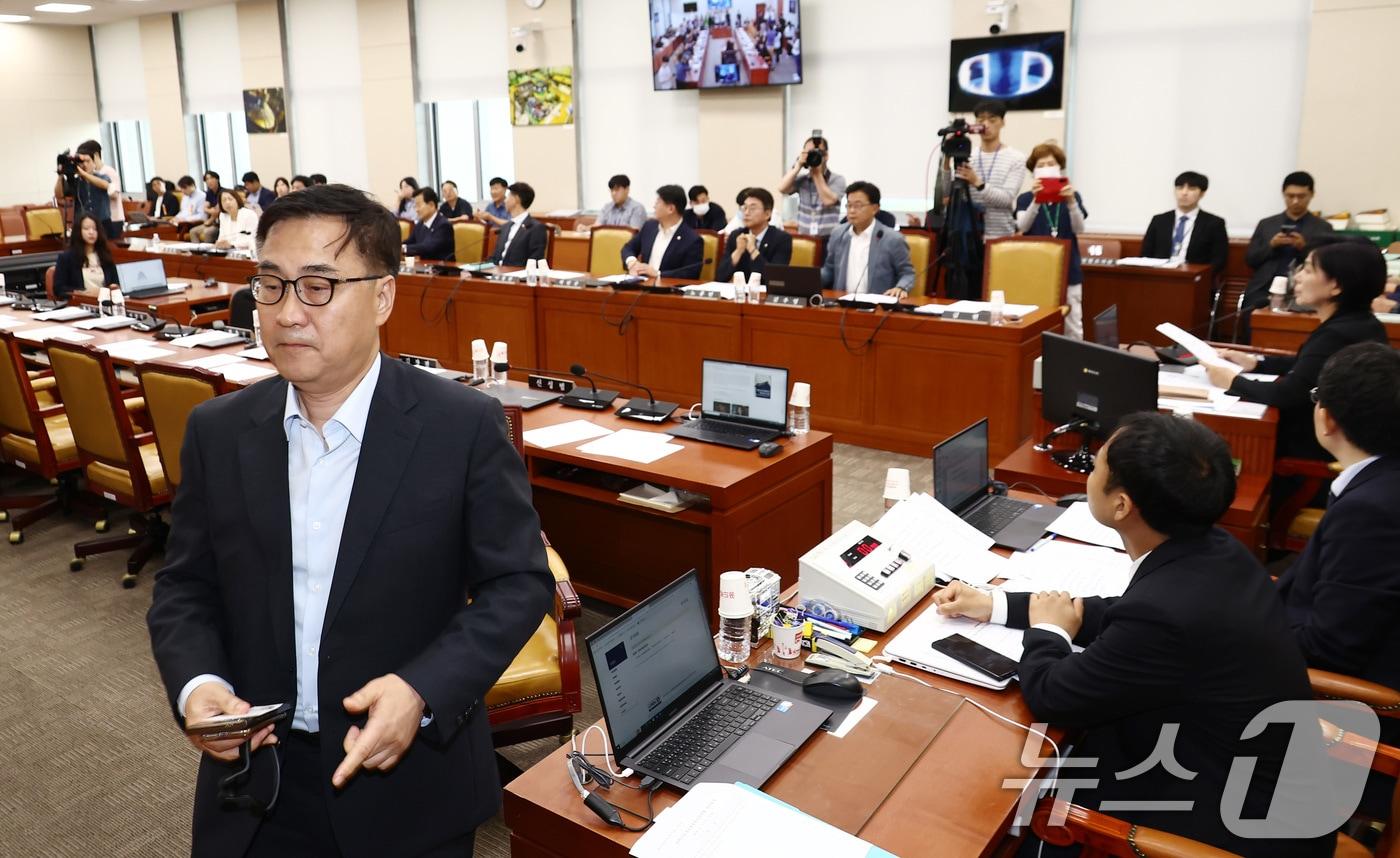 국회 과학기술정보방송통신위원장 국민의힘 간사인 최형두 의원이 7일 오전 서울 여의도 국회에서 열린 과학기술정보방송통신위원회 전체회의에서 불법적 방문진 이사 선임 등 방송장악 관련 2차 청문회 실시계획서 등에 대한 표결을 진행하자 회의장을 나가고 있다.  2024.8.7/뉴스1 ⓒ News1 김민지 기자