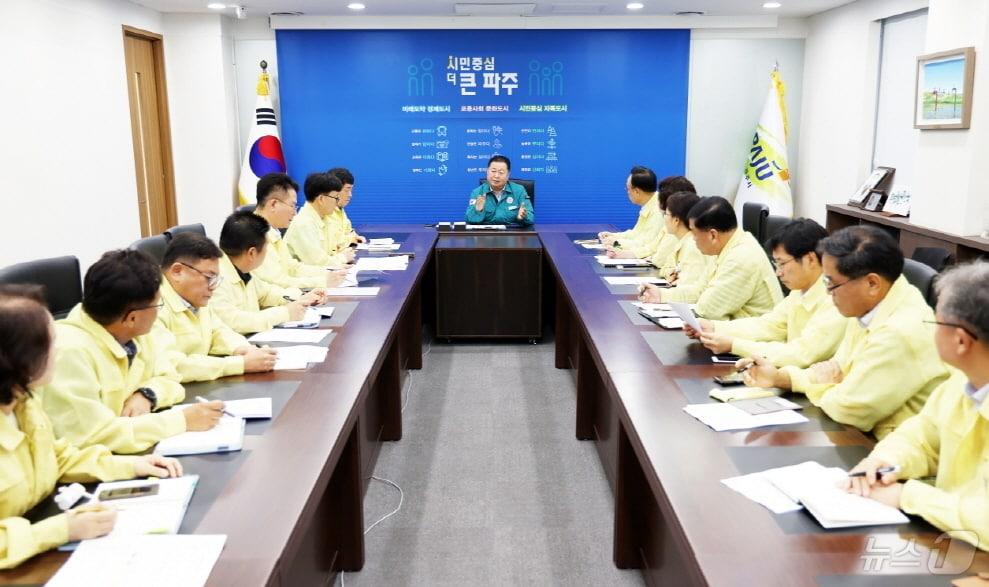 김경일 파주시장&#40;가운데&#41;과 관계 공무원들이 수해 피해 복구를 위한 재난대책회의를 하고 있다. &#40;파주시 제공&#41;