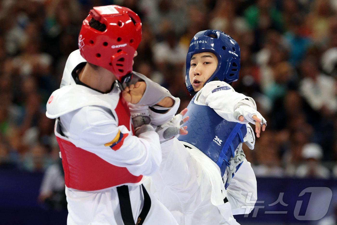 첫 판을 가볍게 따낸 태권도 박태준&#40;오른쪽&#41;. ⓒ AFP=뉴스1