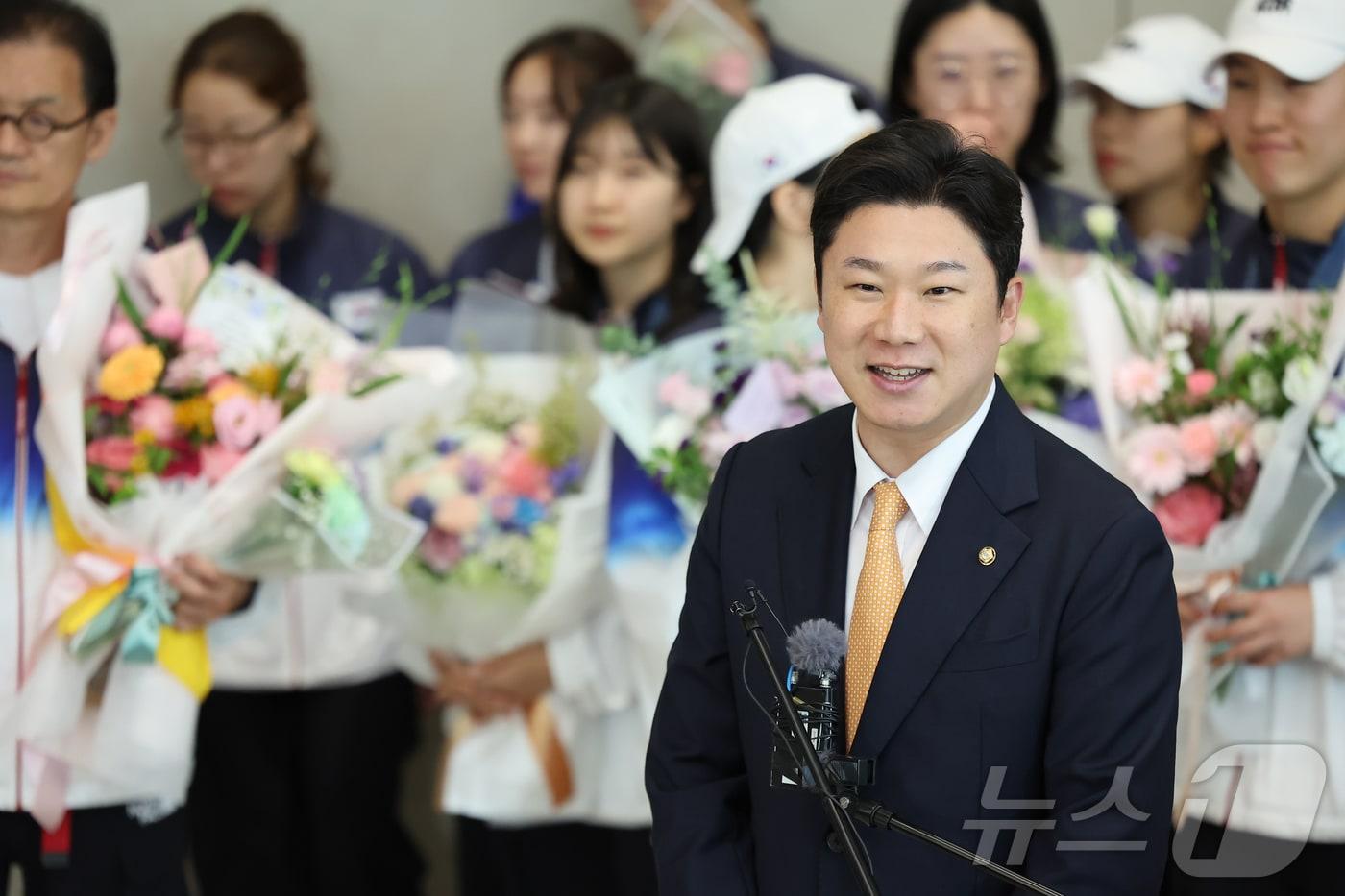 진종오 의원이 7일 오후 인천공항을 통해 귀국한 2024 파리 올림픽 사격 국가대표팀에게 축하말을 전하고 있다. 2024.8.7/뉴스1 ⓒ News1 김도우 기자