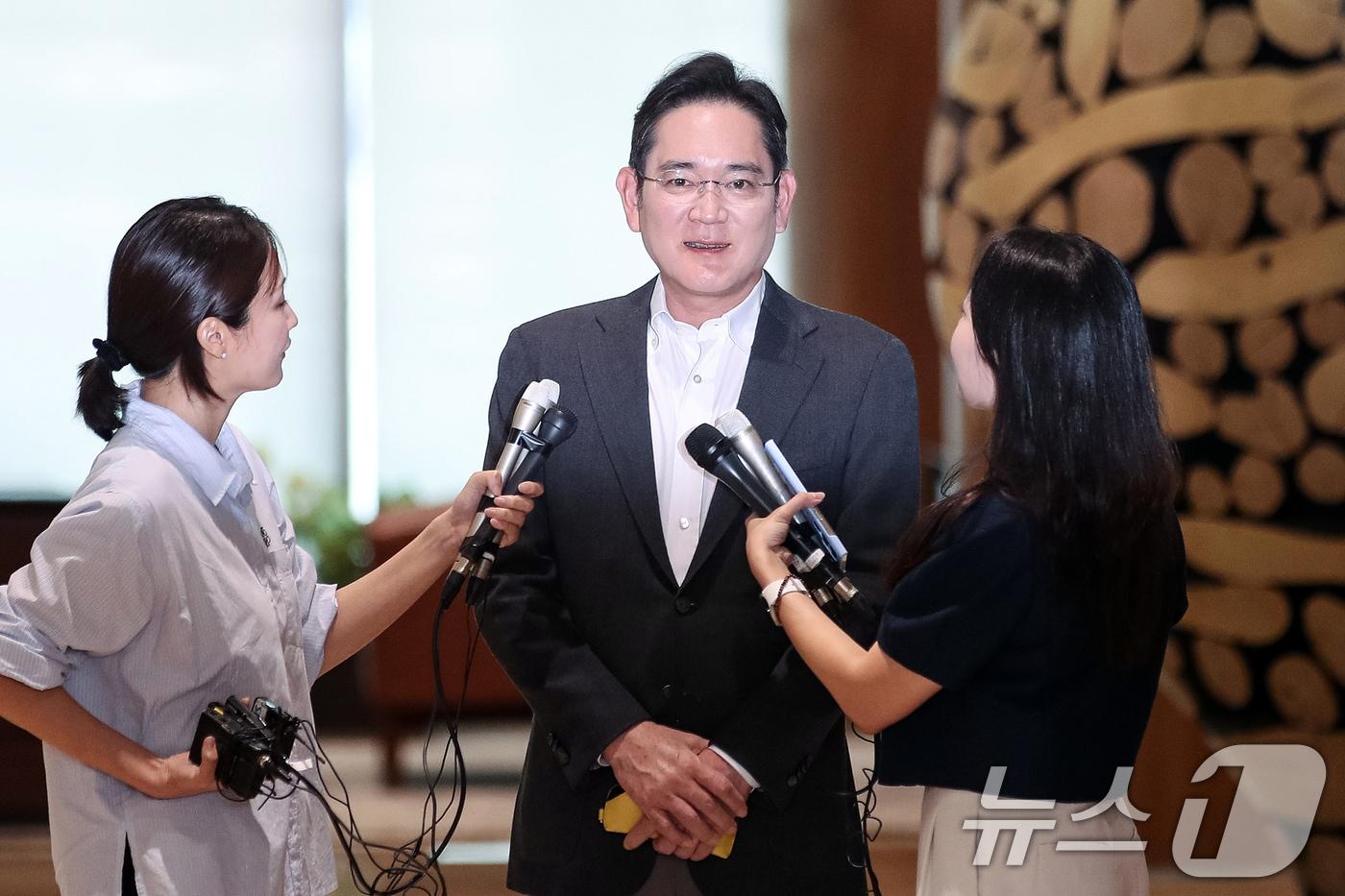 이재용 삼성전자 회장이 파리올림픽 출장을 마치고 7일 오후 김포공항 비즈니스 항공센터를 통해 귀국하고 있다. 2024.8.7/뉴스1 ⓒ News1 이승배 기자