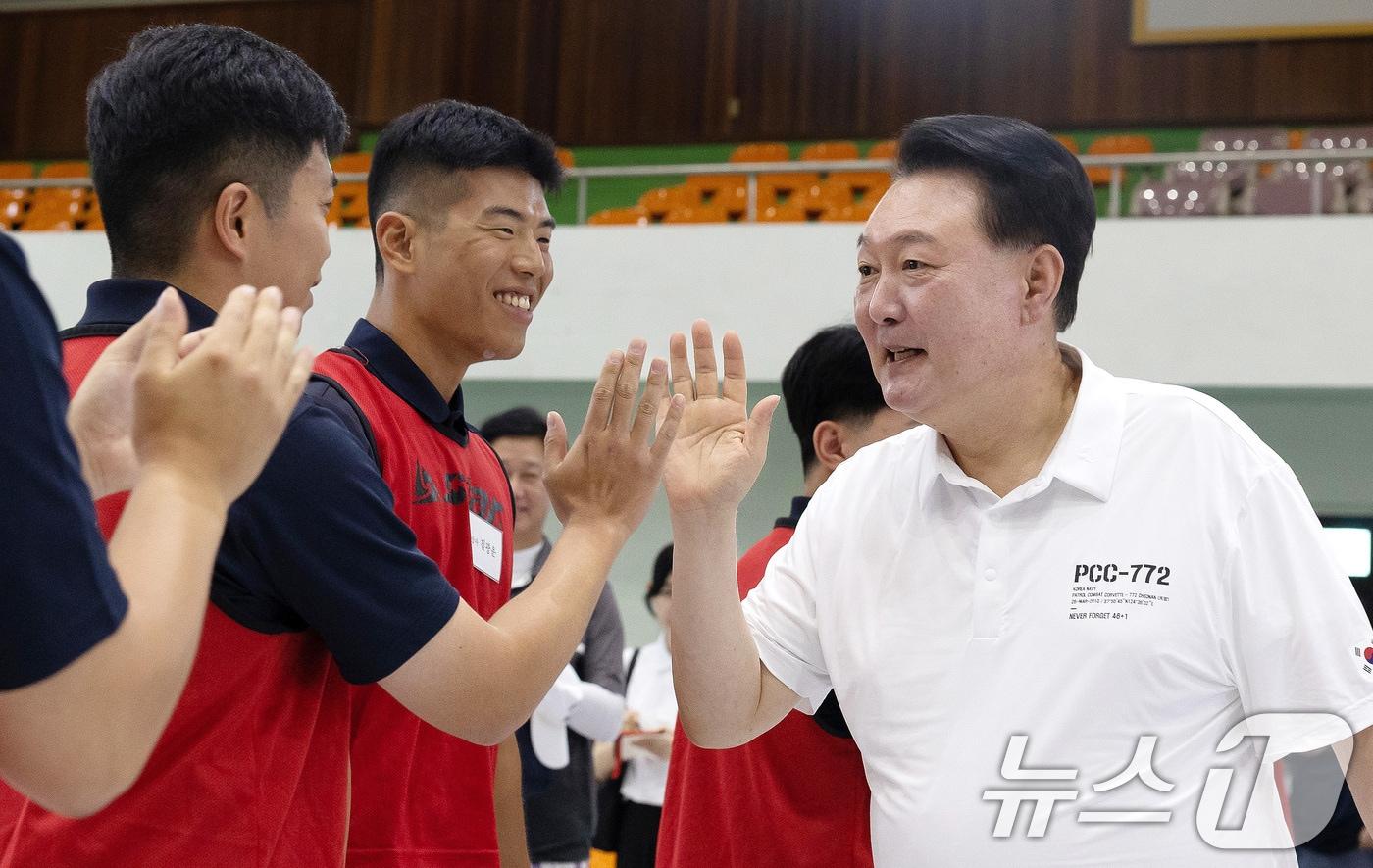 여름휴가 중인 윤석열 대통령이 7일 오후 경남 진해기지사령부 체육관을 찾아 장병들과 하이파이브를 하고 있다. 이날 윤 대통령은 해군 및 해병대 장병들과 농구, 족구 등 다양한 체육 활동을 하며 단합을 다졌다. &#40;대통령실 제공&#41; 2024.8.7/뉴스1 ⓒ News1 박지혜 기자