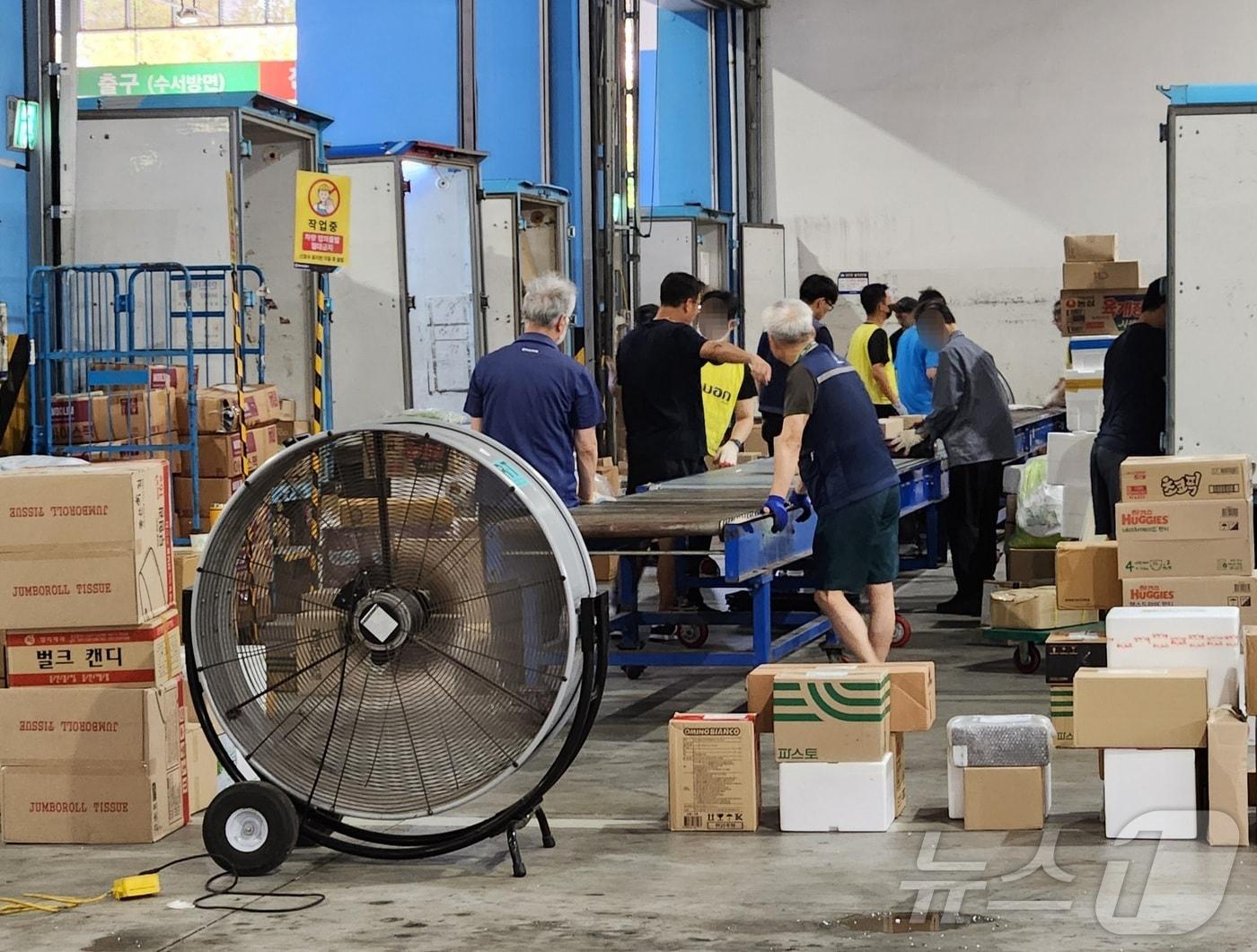 7일 서울 송파구 장지동 서울복합물류단지에서 택배 노동자들이 작업을 하고 있다. 2024.8.7/=뉴스1 이정후 기자