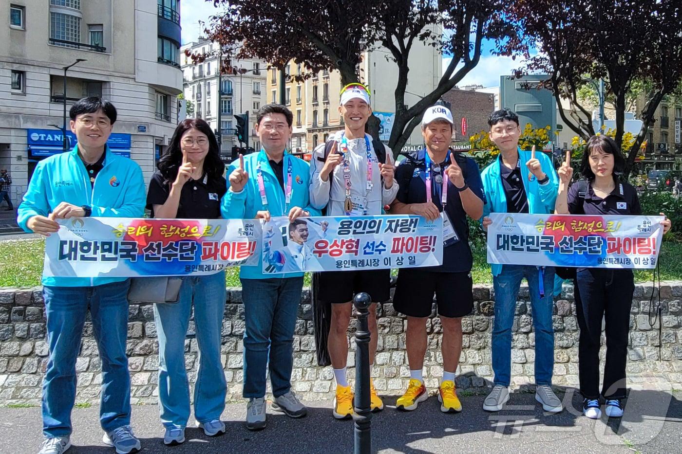 이상일 용인시장&#40;왼쪽 세번째&#41;이 7일 오전&#40;현지시간&#41; 파리에서 올림픽 남자 높이뛰기 경기에 출전한 우상혁 선수&#40;가운데&#41;와 함께 우 선수의 선전을 기원하며 화이팅을 외치고 있다.&#40;용인시 제공  