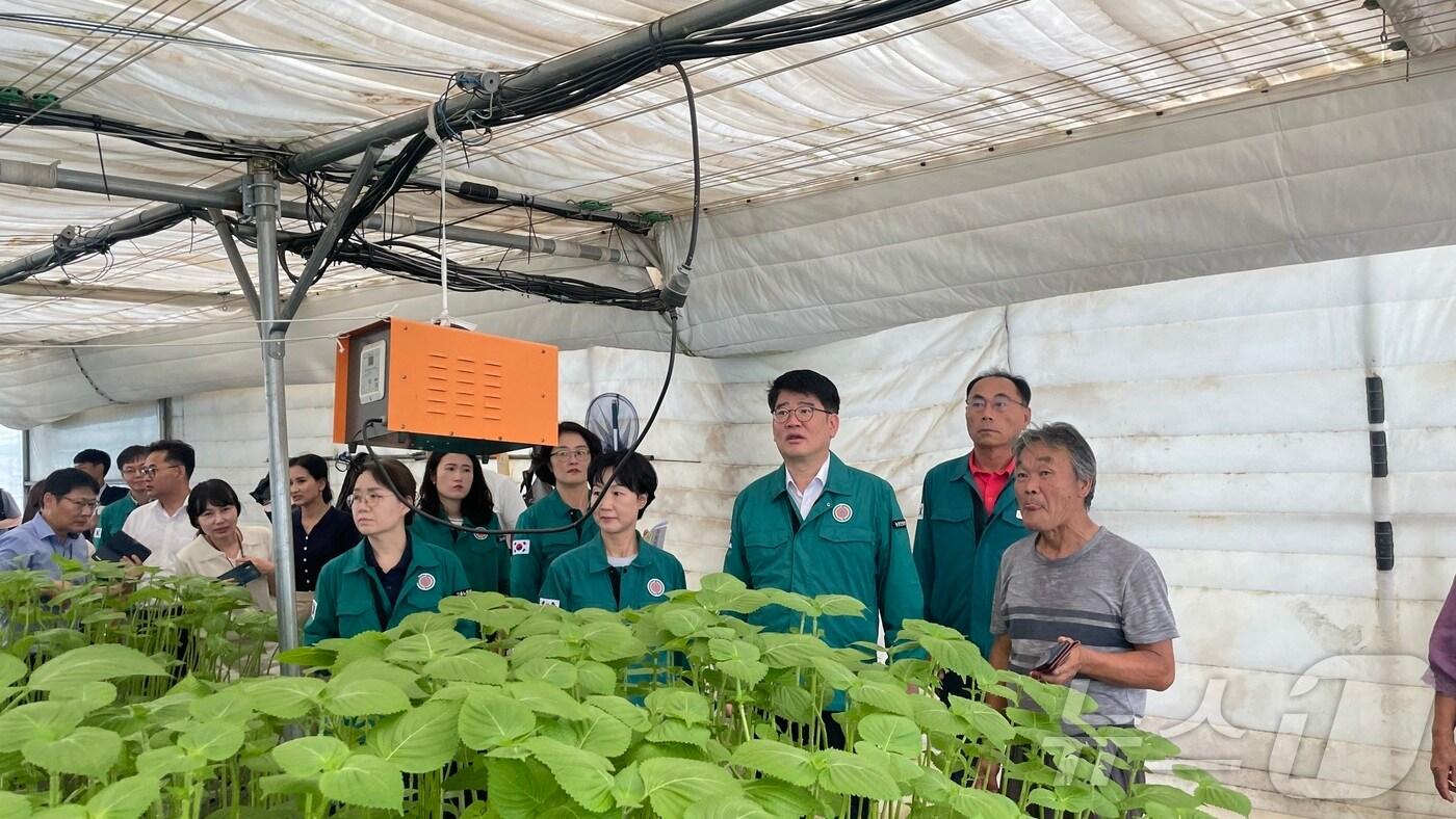 지난 5일 진행된 합동 외국인 근로자 온열질환 예방 간담회 추부면 농가 방문 모습.&#40;금산군 제공&#41; / 뉴스1