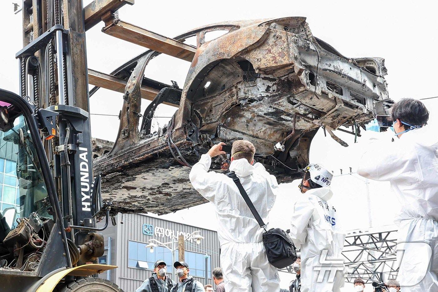 지난달 1일 청라 아파트 지하주차장에서 발생한 화재로 전소된 전기차가 2차 합동감식을 받기 위해 지게차에 실려 정비소 내부로 향하고 있다. 이날 합동감식이 진행된 정비소에는 벤츠 측 관계자들도 찾아와 감식을 참관했다. ⓒ News1 민경석 기자