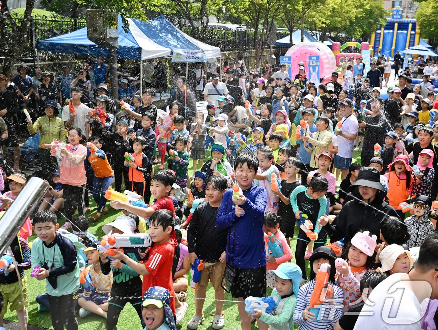 지난 7월 27일 열린 &#39;풍암 워터페스타&#39;에서 광주 서구민 3천여 명이 도심 속 물축제를 즐기고 있다.&#40;광주 서구 제공&#41; 2024.8.8/뉴스1 