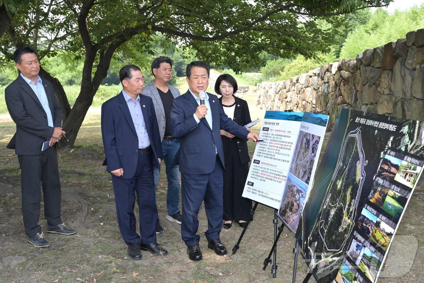 서동욱 남구청장은 8일 울산 개운포 경상좌수영성에서 현장 브리핑을 통해  사적 종합정비 마스터플랜을 추진 계획을 설명했다.&#40;남구청 제공&#41;