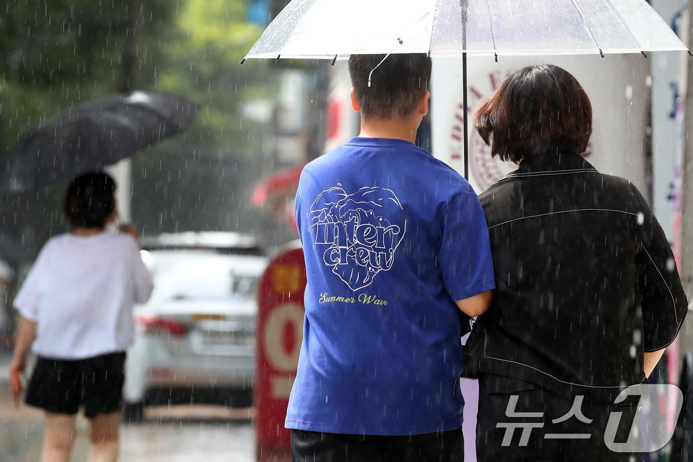 8일 오후 대구 수성구 달구벌대로에 갑작스럽게 강한 소나기가 쏟아지고 있다. 2024.8.8/뉴스1 ⓒ News1 공정식 기자