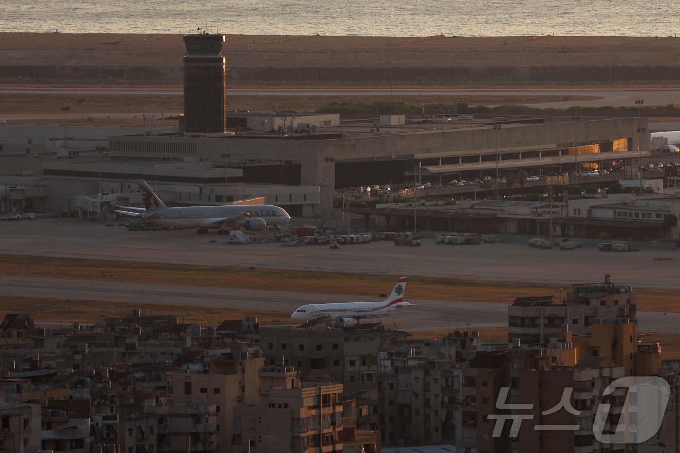 지난 6일&#40;현지시간&#41; 레바논 베이루트-라픽 알 하리리 국제공항 활주로에 비행기들이 보인다. 24.08.06 ⓒ 로이터=뉴스1 ⓒ News1 김예슬 기자