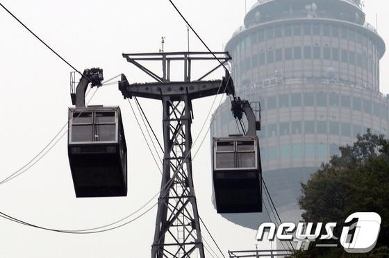 남산에서 케이블카가 운행 중인 모습. ⓒ News1 정회성 기자