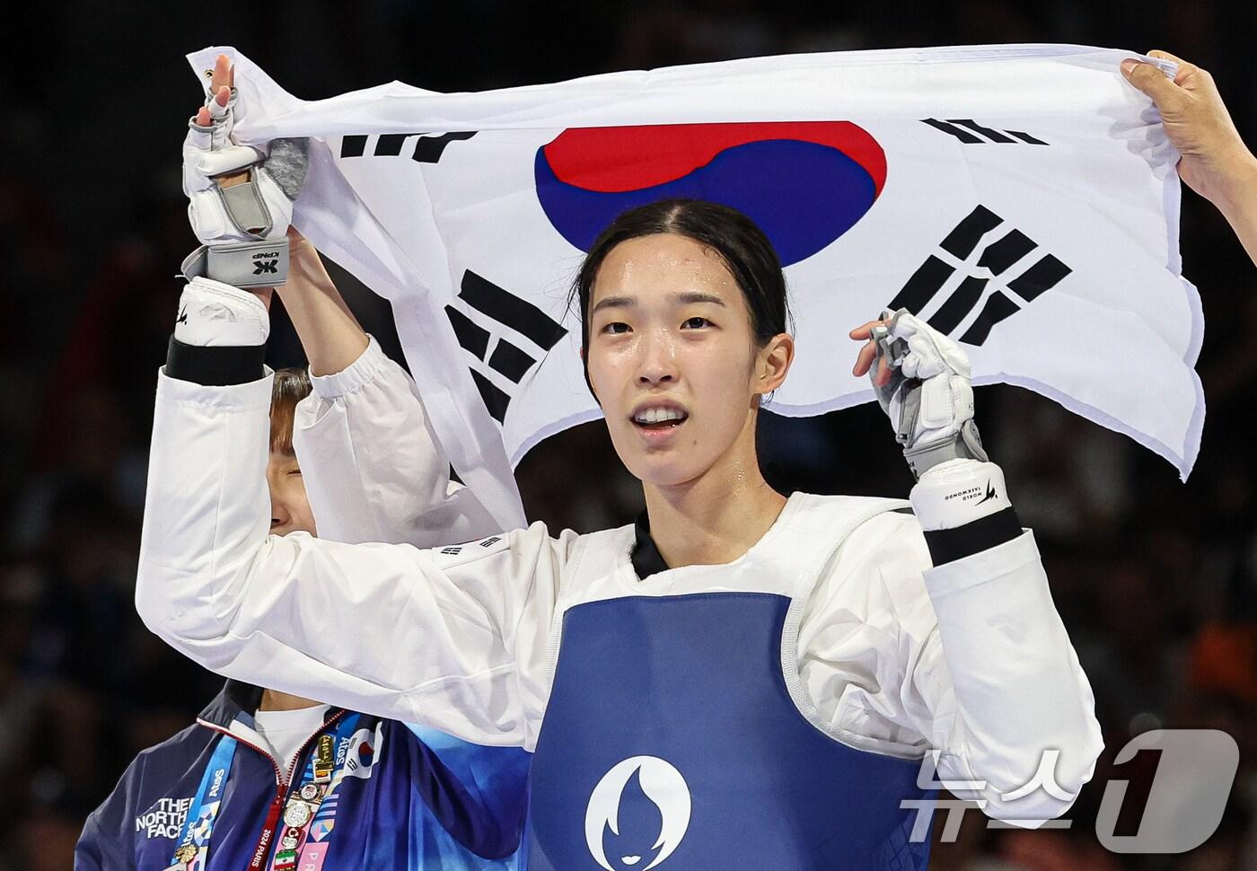 대한민국 태권도 국가대표팀 김유진 선수가 9일&#40;한국시간&#41; 프랑스 파리 그랑 팔레에서 진행된 2024 파리올림픽 태권도 여자 57kg급 결승 경기 이란의 나히드 키야니찬데 선수와의 경기에서 금메달을 확정지은 후 기뻐하고 있다. 2024.8.9/뉴스1 ⓒ News1 이동해 기자