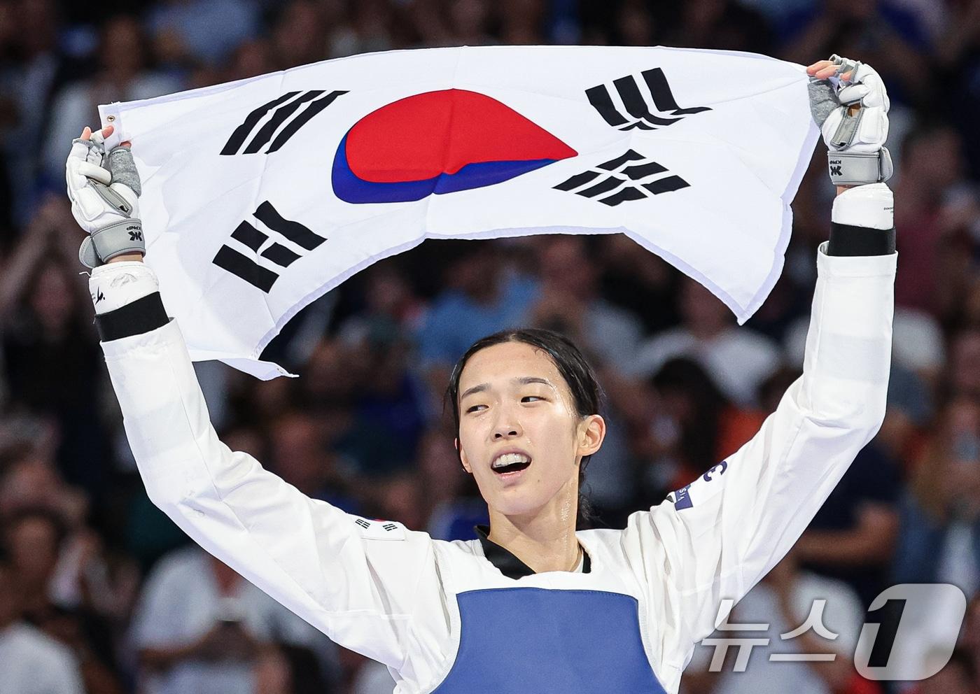 대한민국 태권도 국가대표팀 김유진 선수가 9일&#40;한국시간&#41; 프랑스 파리 그랑 팔레에서 진행된 2024 파리올림픽 태권도 여자 57kg급 결승 경기 이란의 나히드 키야니찬데 선수와의 경기에서 금메달을 확정지은 후 기뻐하고 있다. 2024.8.9/뉴스1 ⓒ News1 이동해 기자