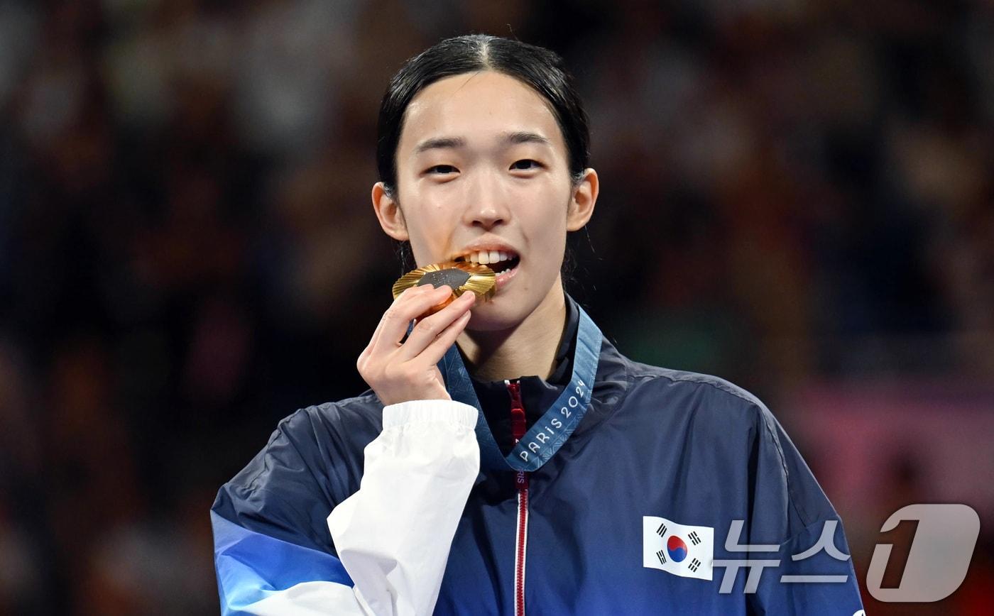 대한민국 태권도 국가대표팀 김유진이 9일&#40;한국시간&#41; 프랑스 파리 그랑 팔레에서 열린 2024 파리올림픽 여자 57kg급 시상식에서 금메달을 깨물어보이고 있다. &#40;공동취재&#41; 2024.8.9/뉴스1 ⓒ News1 이동해 기자