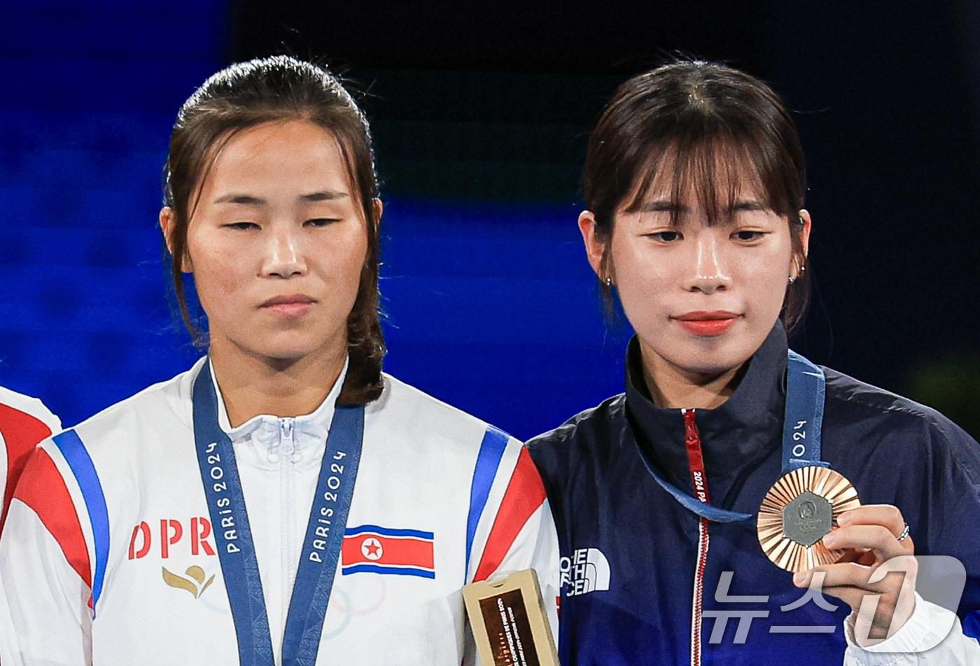 대한민국 복싱 대표팀 임애지 선수와 북한 방철미 선수가9일&#40;한국시간&#41; 프랑스 파리 노스 파리 아레나에서 진행된 복싱 여자 54kg급 시상식에서 포즈를 취하고 있다. 2024.8.9/뉴스1 ⓒ News1 박정호 기자