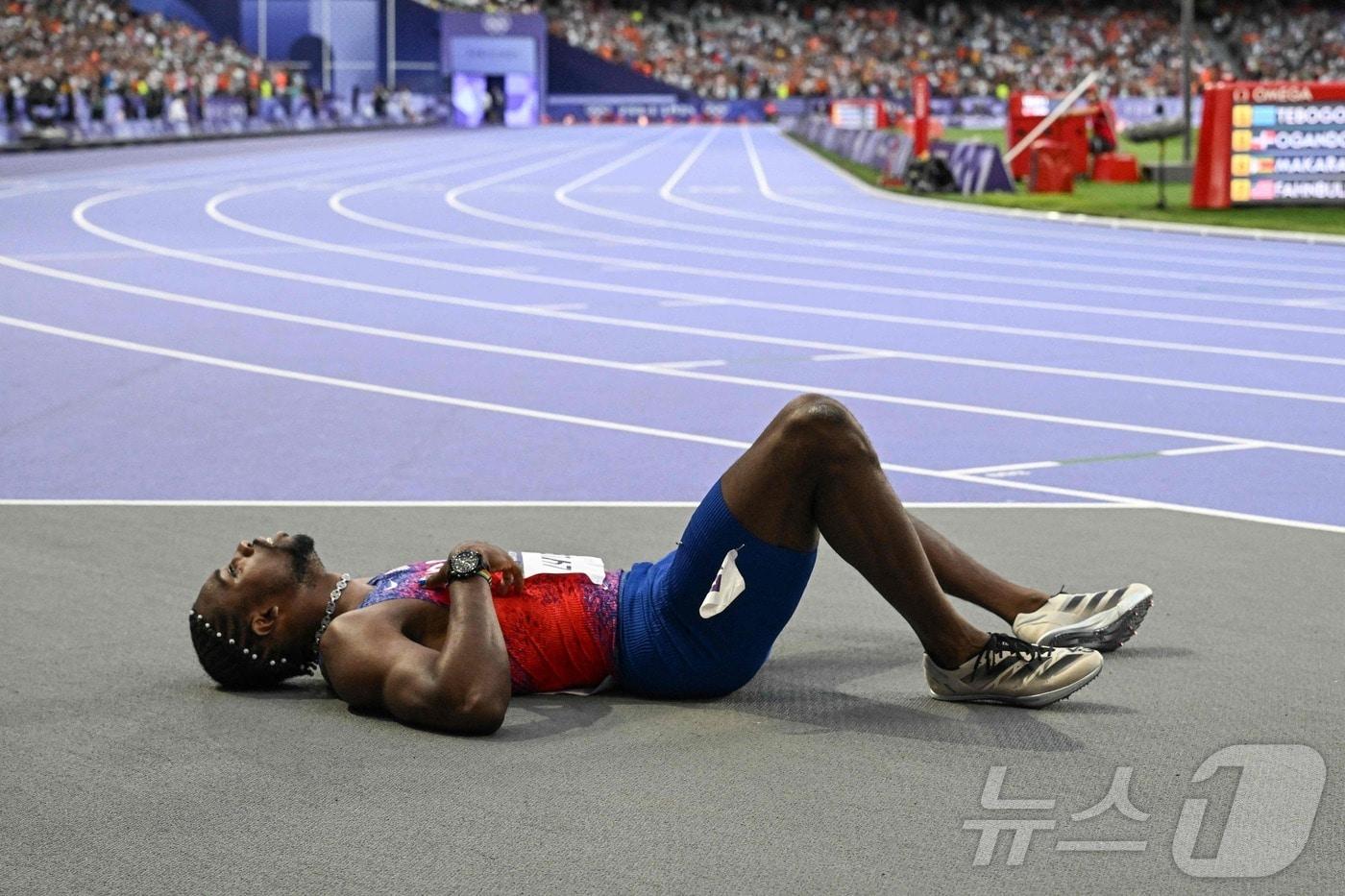 노아 라일스가 2024 파리 올림픽 육상 남자 200m 레이스를 마친 뒤 힘들어하고 있다. ⓒ AFP=뉴스1