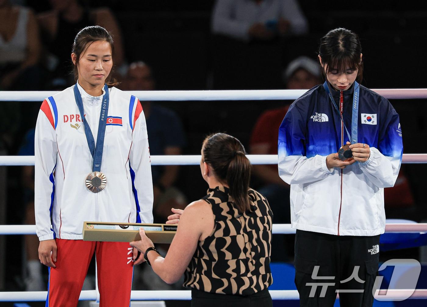 대한민국 복싱 대표팀 임애지 선수가 9일&#40;한국시간&#41; 프랑스 파리 노스 파리 아레나에서 진행된 복싱 여자 54kg급 시상식에서 수여 받은 동메달을 바라보고 있다. 2024.8.9/뉴스1 ⓒ News1 박정호 기자