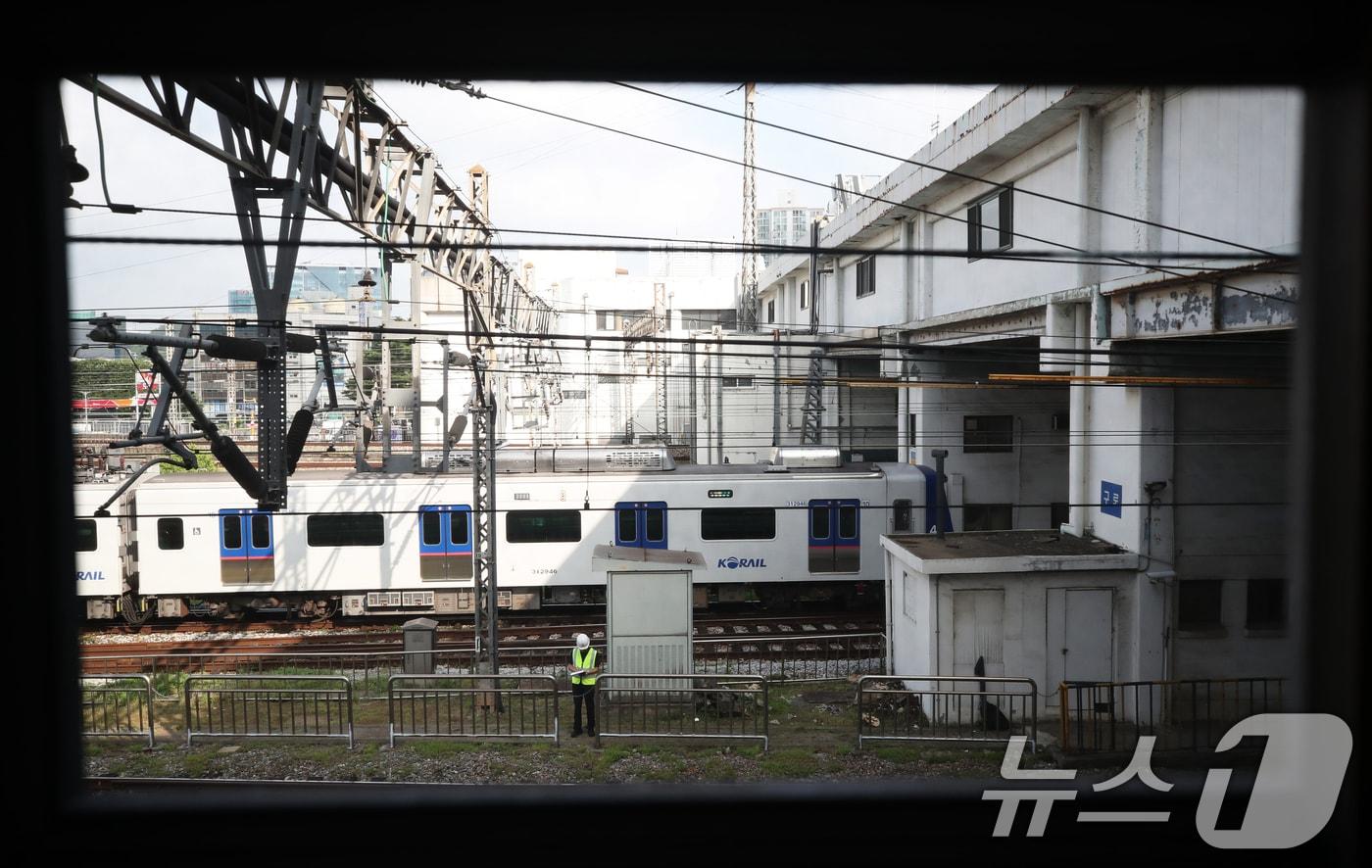 9일 오전 작업 차량 충돌 사고가 발생한 서울 지하철 1호선 구로역 선로에서 국토교통부 항공철도사고조사위원회 관계자들이 사고 현장을 살펴보고 있다.. 2024.8.9/뉴스1 ⓒ News1 오대일 기자