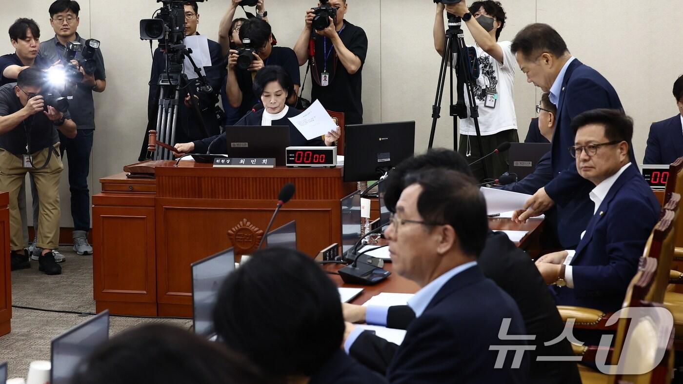 최민희 과학기술정보방송통신위원장이 9일 오전 서울 여의도 국회 과학기술정보방송통신위원회에서 열린 불법적 방송문화진흥회&#40;방문진&#41; 이사 선임 등 방송장악 관련 1차 청문회에서 개의를 알리며 의사봉을 두드리고 있다. 2024.8.9/뉴스1 ⓒ News1 김민지 기자