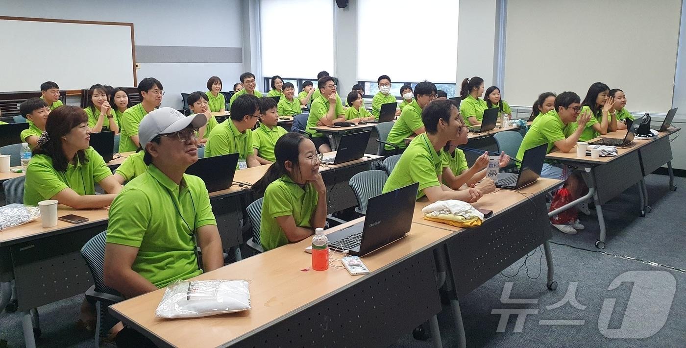 충북교육청 교육연구정보원이 9일과 10일 충주 건설경영연수원에서 가족과 함께하는 코딩캠프를 진행하고 있다.&#40;충북교육청 제공&#41;/뉴스1